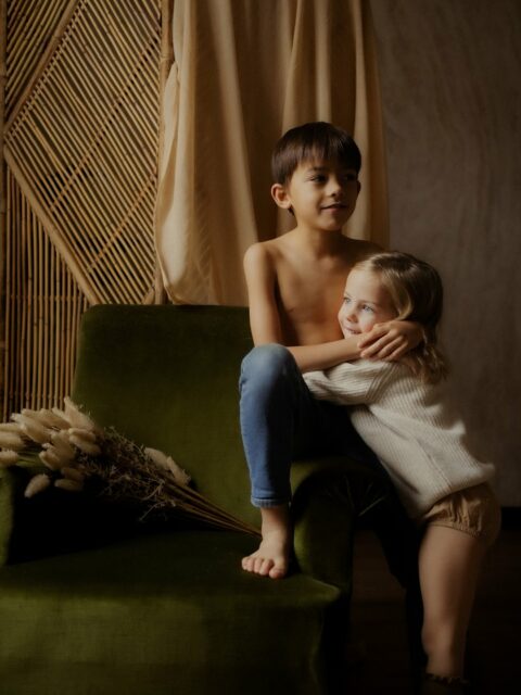Il y a ce qu’on attendrait d’eux, et puis il y a tout simplement ce qu’ils sont… EUX. 

Et c’est là que le plus beau ressort, les mimiques, les expressions qui vont s’effacer pour laisser place à d’autres, les petites mains, le regard, leurs connexions, le bruit de leurs rires en regardant à nouveau leurs portraits…

Le beau est partout où l’on veut bien le voir… dans l’attendu et le spontané.

——————————————

Je suis Mélissa et je suis photographe de maternité & famille, couple lifestyle. Je vous accueille au sein de mon home studio, chez vous ou en extérieur pour raconter la poésie de votre amour et de vos connexions.

#photographemaineetloire #photographe49 #photographecholet #photographe44 #photographe79 #photographe85 #visualpoetry #mum2026 #famillelifestyle #héritagevisuel