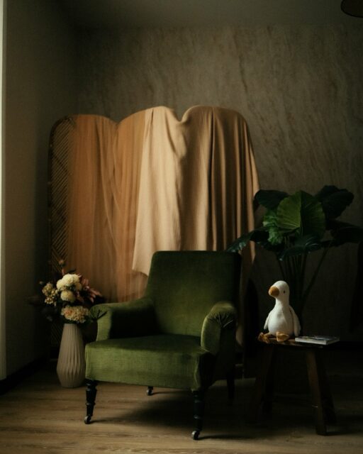Le Home Studio… ce lieu pensé pour vous où je vous accueille en toute simplicité. Lumière naturelle et douce, décoration feutrée dans des tons naturels.

Un lieu pour toi, une parenthèse dans le quotidien pour vivre un moment de connexion avec ton bébé ou ton bambin. Rien d’autre ne compte que le moment présent.
De la musique douce en fond, je te guide sans jamais te faire poser. Du mouvement, de la soontaneité et de l’émotion dans les échanges. 

C’est tout simplement cela ma clef et mon accompagnement pour des photos vraies et poétiques ✨

Ce n’est pas d’être « photogénique » qui rend les images telles que tu peux les voir sur mon compte…
C’est l’Amour et la sincérité de ce moment qui rend ces images si vraies et parlantes. Et ça tu l’as déjà en toi. 

—————————————————-

Je suis Mélissa, et je suis photographe de maternité & famille, couple lifestyle. Je t’accueille au sein de mon home studio sur Cholet, tout en lumière naturelle pour raconter la poésie de votre amour et vos connexions.

#photographemaineetloire #photographecholet #homestudiocholet #lumierenaturelle #poesievisuelle #photographenantes #photographeangers #mum2026 #héritagevisuel #poetryoftheday