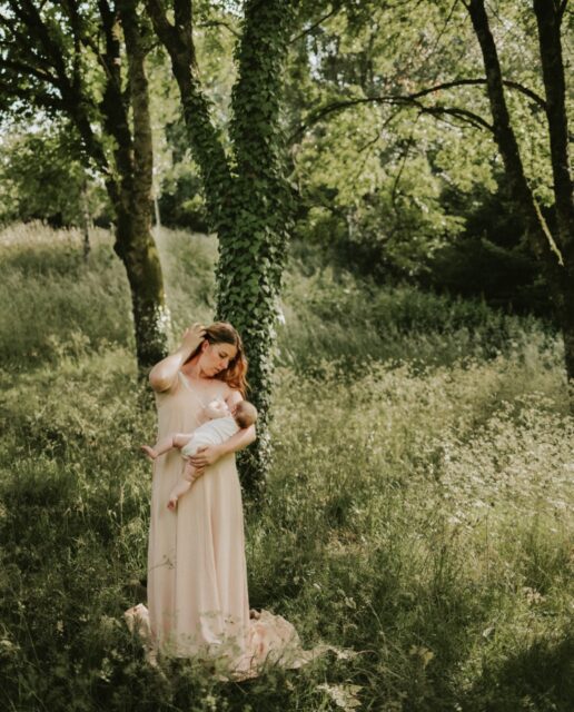 Camille & Fleur ✨

Ohhh ces petits détails qu’on imagine ne jamais oublier. Et puis qui s’effacent si doucement malgré tout. Et qui auront une valeur inestimable dans quelques années.

Une séance en toute simplicité, où l’on raconte les liens, l’amour, la tendresse. En pleine nature, au milieu des herbes hautes, des fleurs et tout ces lieux qui m’inspirent.
Rien de plus simple que des mots d’amour posés à son oreille, & l’intention de lui transmettre en images dès ses premiers mois cet amour si fort.

———————————

Je suis Mélissa et je suis photographe de maternité & allaitement, famille et couples lifestyle, pour raconter la poésie de votre amour et de vos connexions.
Maine-et-Loire, Loire atlantique, Vendée.

#photographefamille #photographemaineetloire #photographematernite