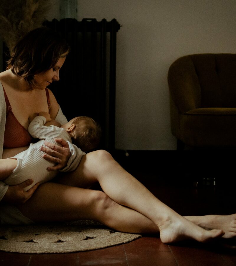 Seance photo allaitement maman allaitant bebe ambiance sombre et intimiste photographe Melissa Jai