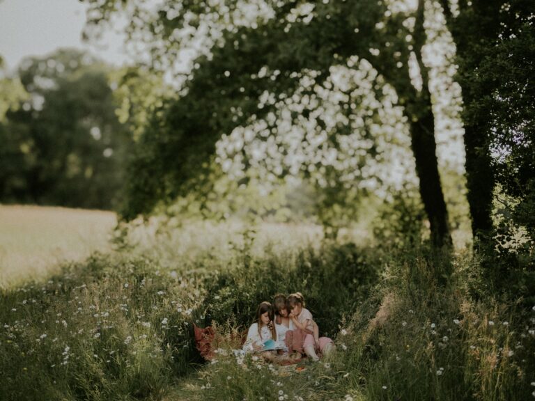 Seance photo famille enfants petites filles pique nique en pleine nature contre jour dore photographe Melissa Jai