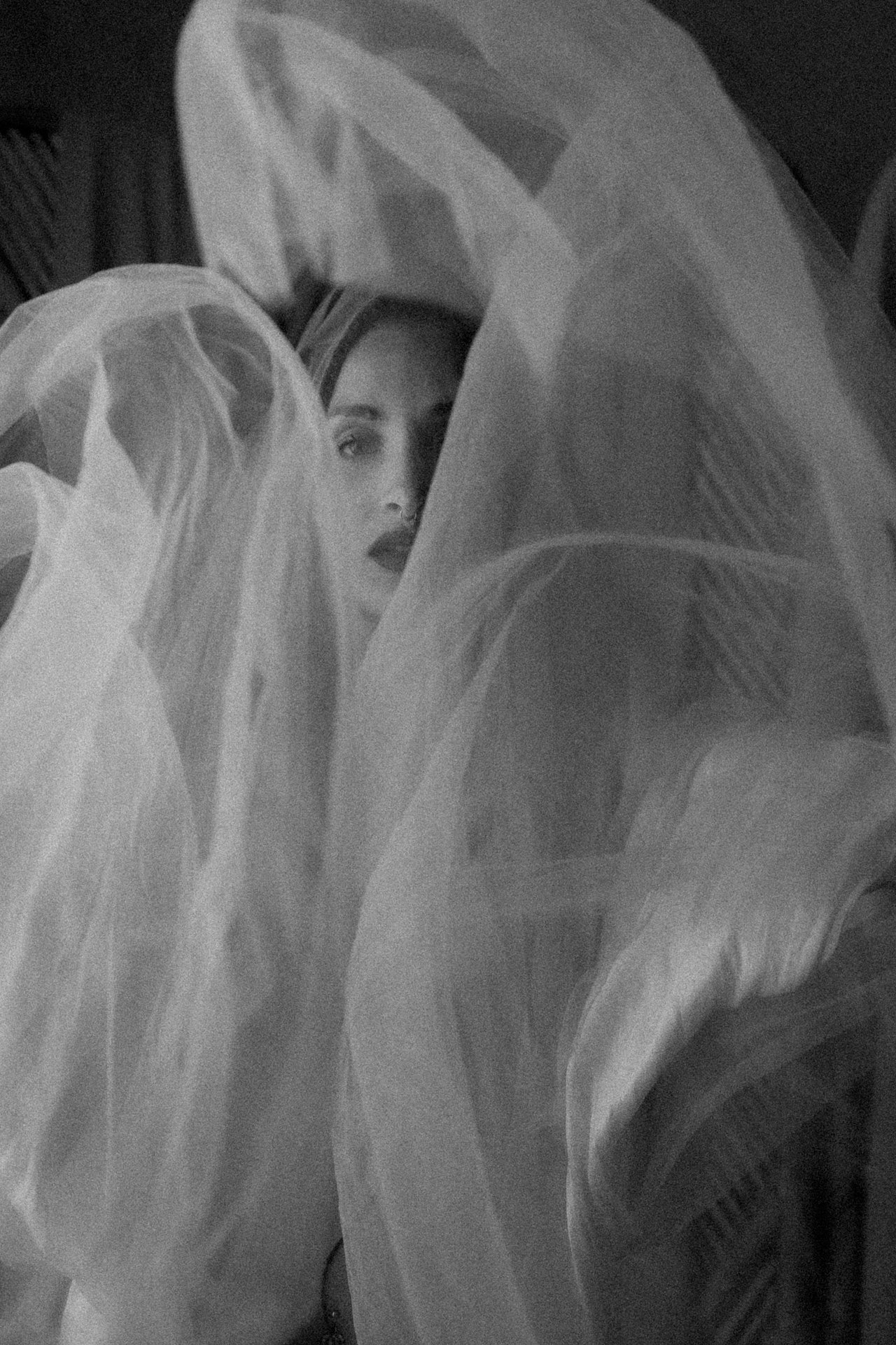 Portrait artistique d une femme avec voile transparent en noir et blanc en studio - Melissa Jai Photographe