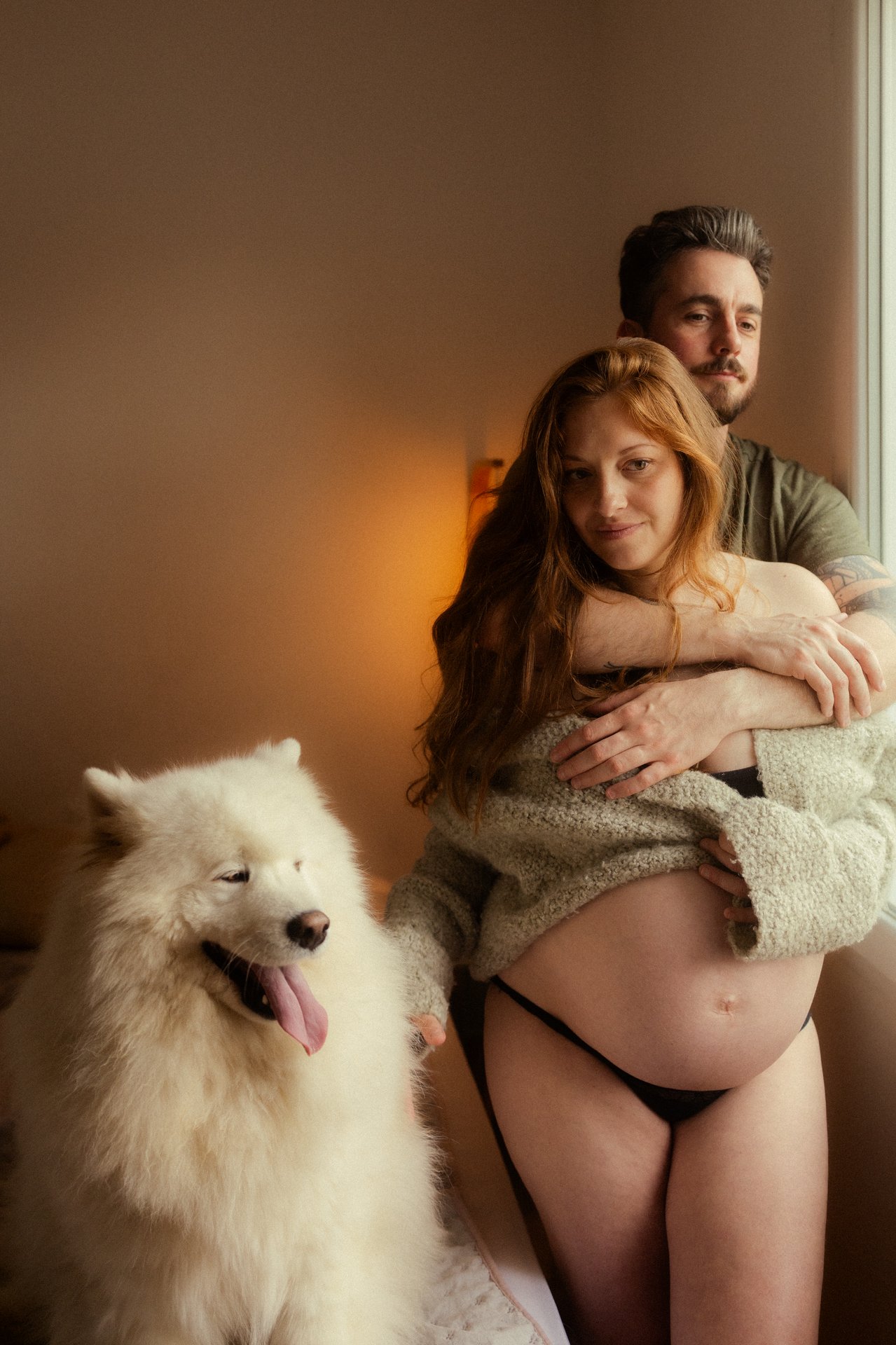 Portrait intimiste d'un couple en lumiere chaude lors d'une seance photo en studio - Melissa Jai Photographe