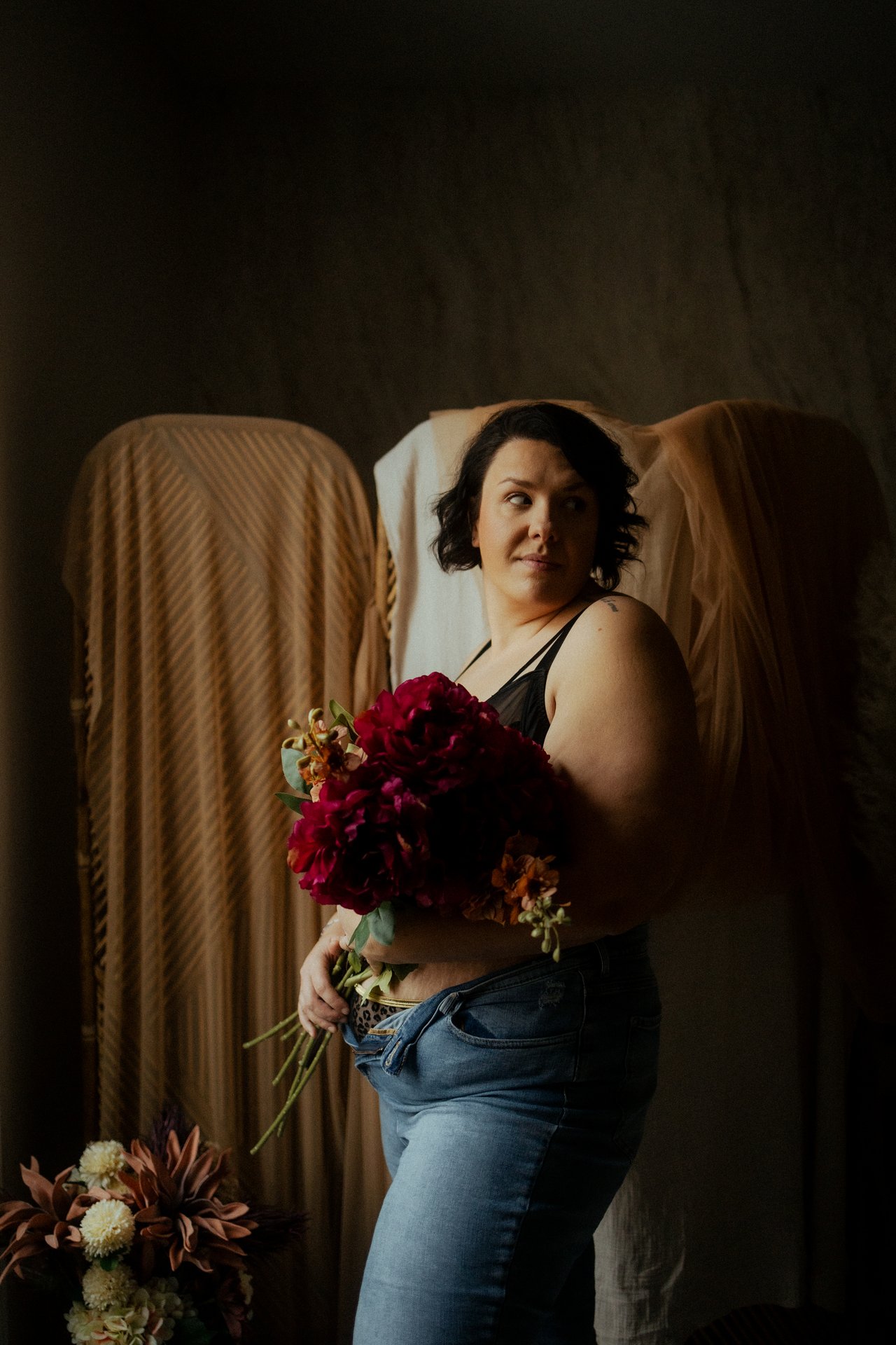 Portrait intimiste d une femme allongee avec une fleur rouge en lumiere naturelle douce - Melissa Jai Photographe