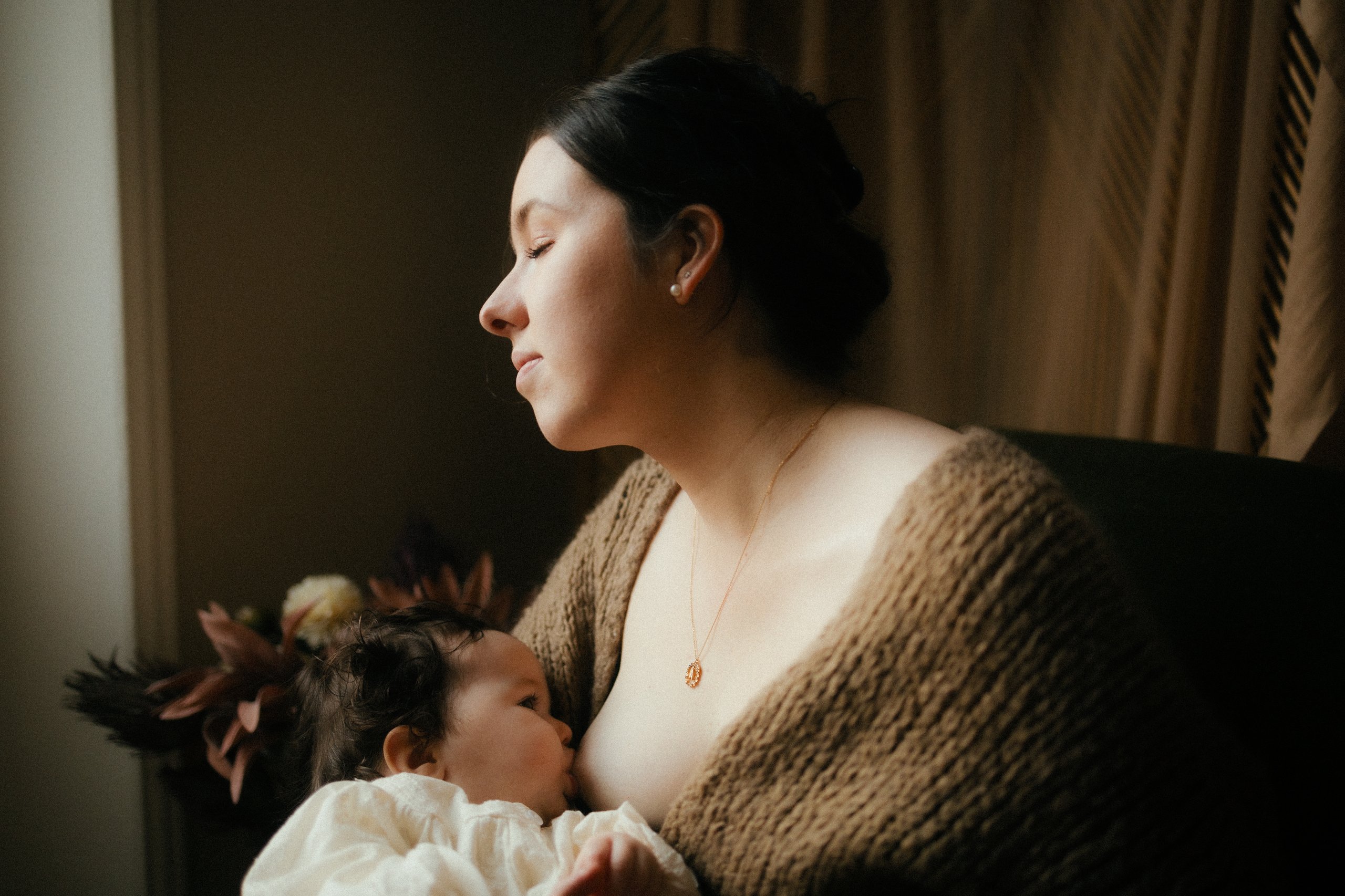 Portrait de profil d une femme avec boucle d oreille perle devant une fenetre en lumiere naturelle douce - Melissa Jai Photographe