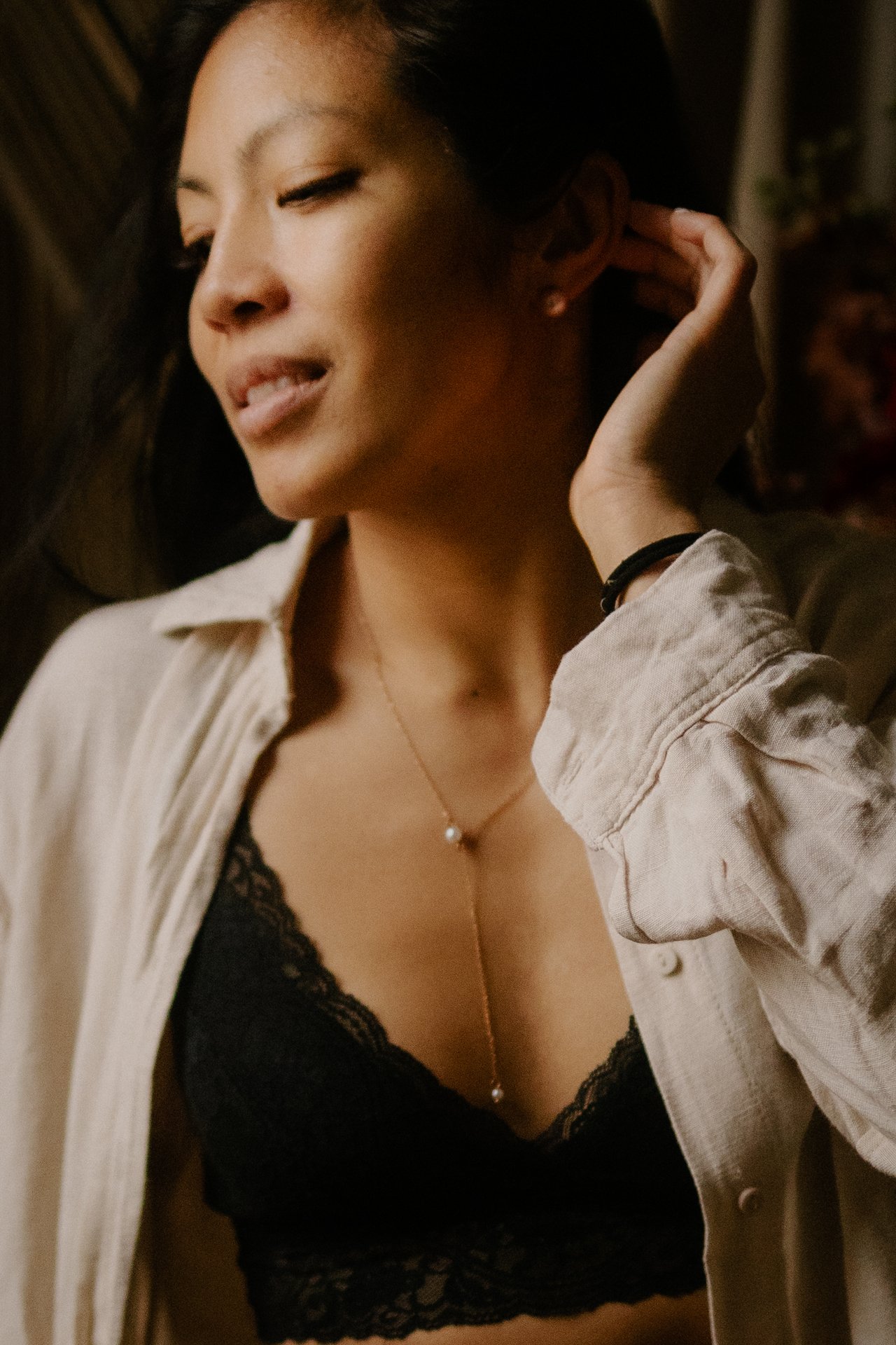 Portrait gros plan d une femme souriante les mains sur le visage en lumiere doree chaude - Melissa Jai Photographe