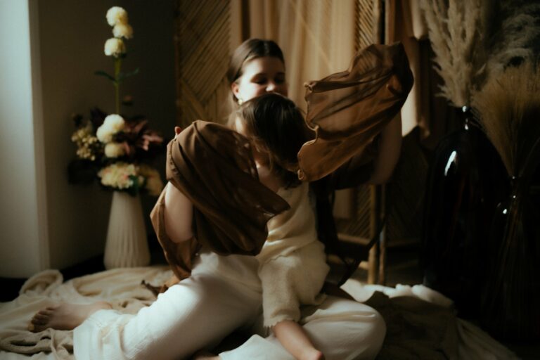 Maman tenant son enfant dans les bras lors d une seance famille en lumiere naturelle douce - Melissa Jai Photographe