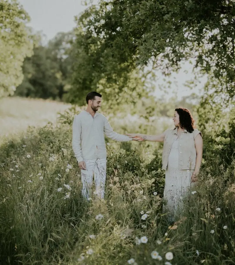 Détail de verdure et feuillage lors d'une séance grossesse en extérieur - Melissa Jai Photographe