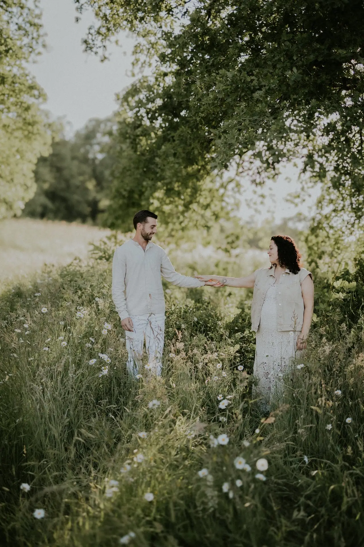 Détail de verdure et feuillage lors d'une séance grossesse en extérieur - Melissa Jai Photographe