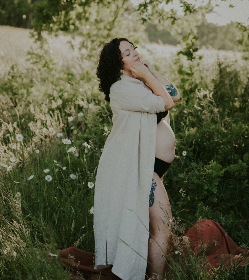 Séance grossesse en exterieur lors d'une seance en lumiere naturelle - Melissa Jai Photographe