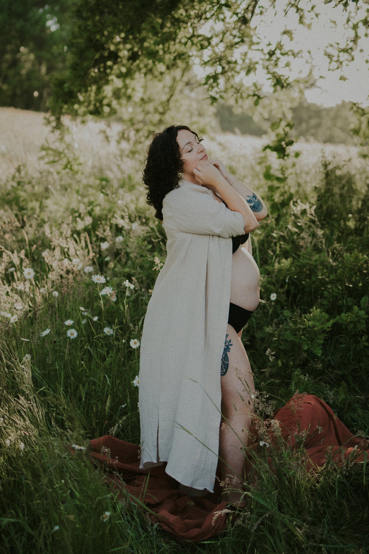 Séance grossesse en exterieur lors d'une seance en lumiere naturelle - Melissa Jai Photographe