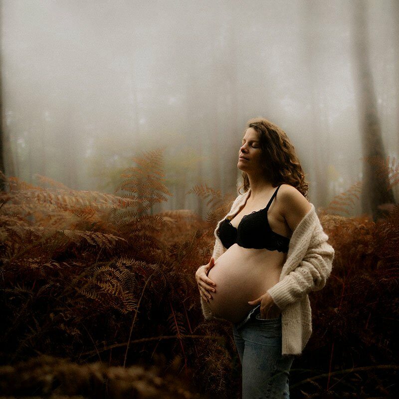 Femme enceinte ventre nu posant en foret aux couleurs d'automne lors d'une seance grossesse en exterieur - Melissa Jai Photographe
