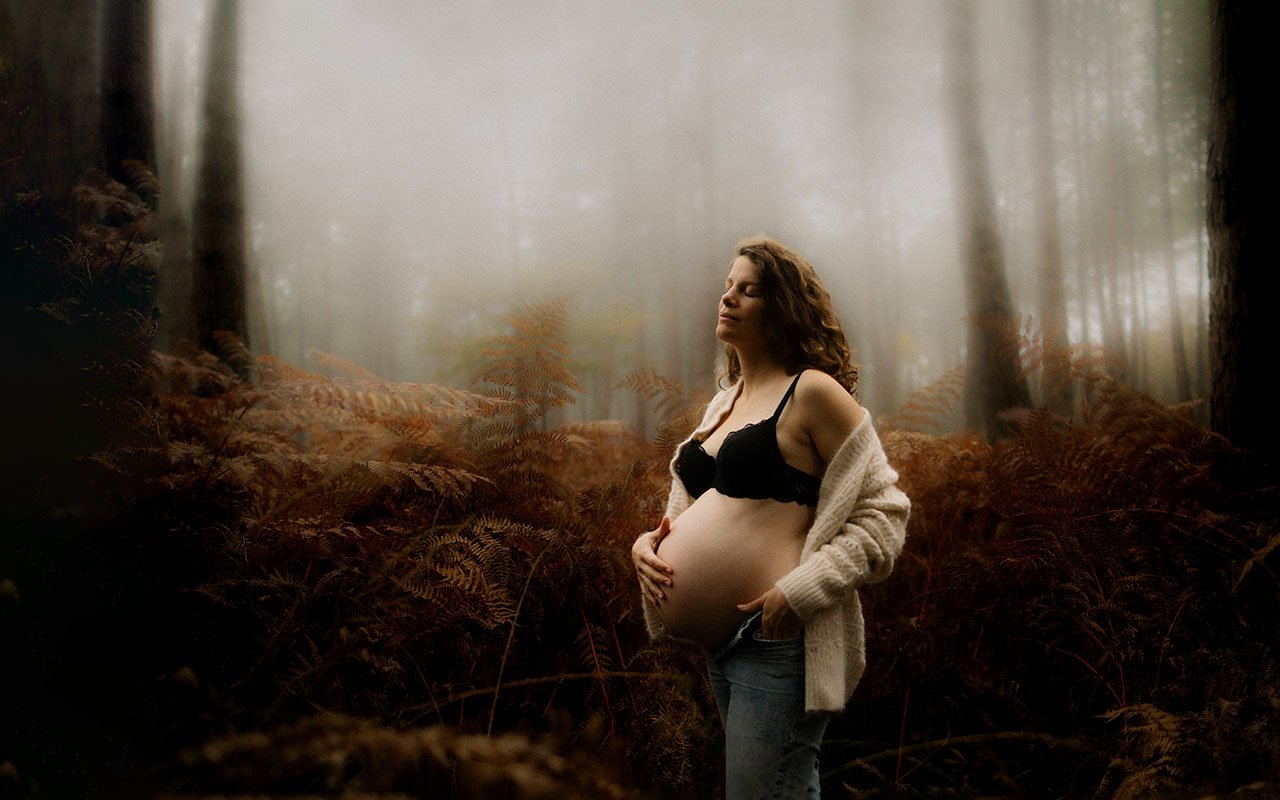 Femme enceinte ventre nu posant en foret aux couleurs d'automne lors d'une seance grossesse en exterieur - Melissa Jai Photographe
