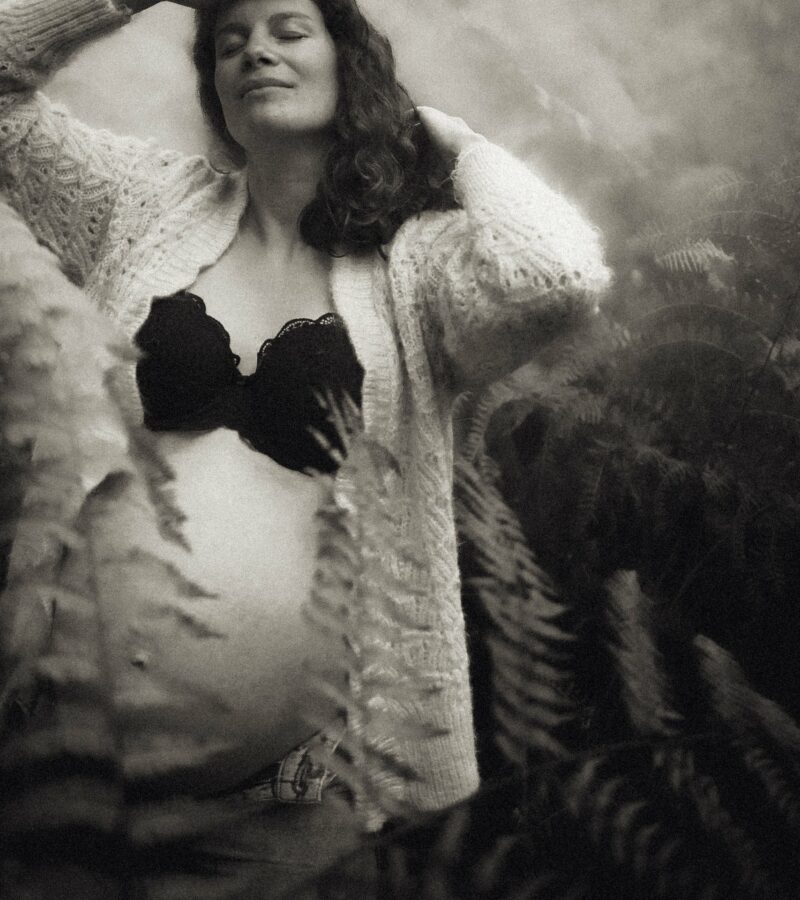 Portrait artistique en noir et blanc d'une femme enceinte lors d'une seance grossesse en studio - Melissa Jai Photographe