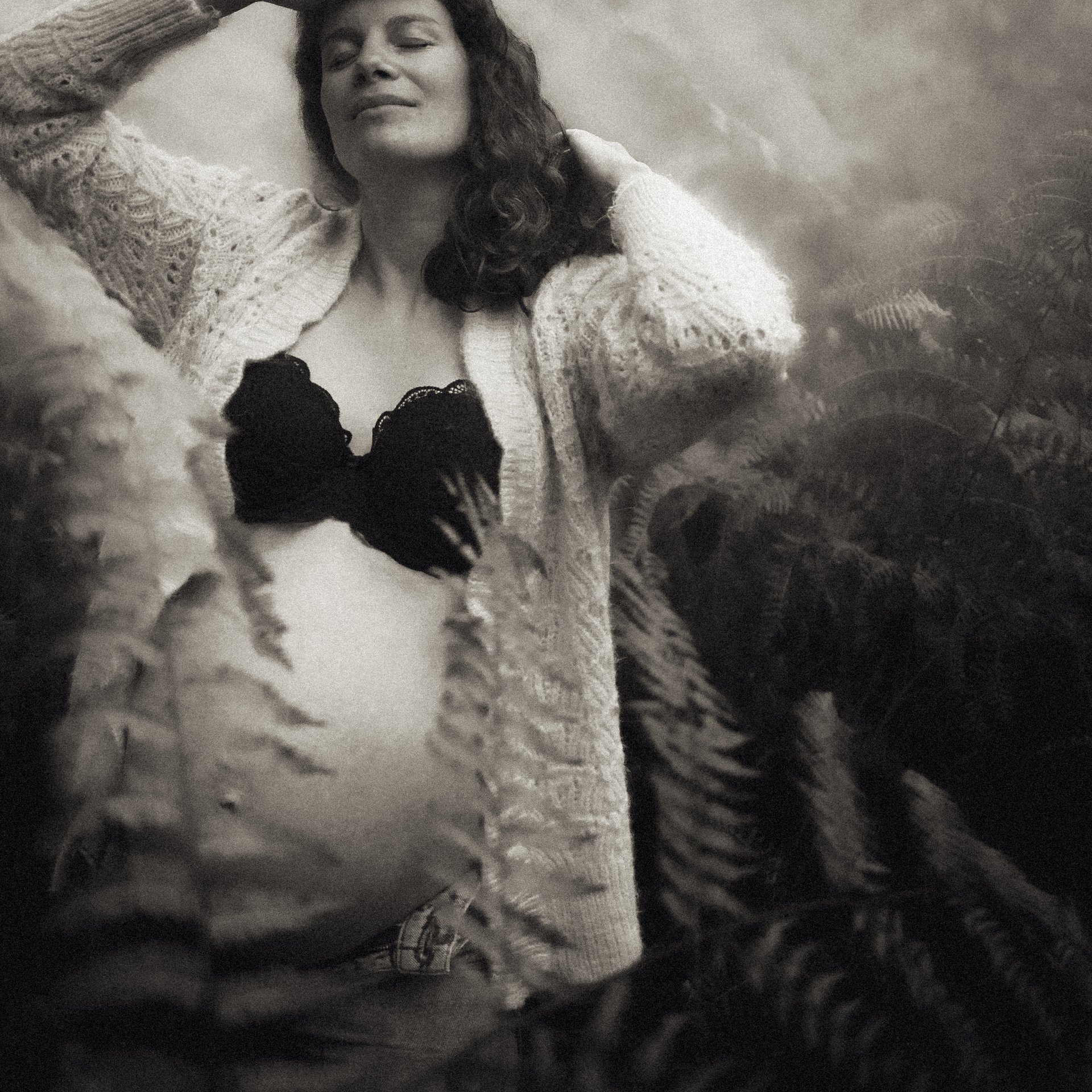 Portrait artistique en noir et blanc d'une femme enceinte lors d'une seance grossesse en studio - Melissa Jai Photographe