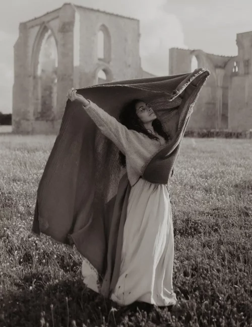 Mélissa JAI, photographe famille et maternité à Cholet, portrait en extérieur en noir et blanc (photo @karolinab)