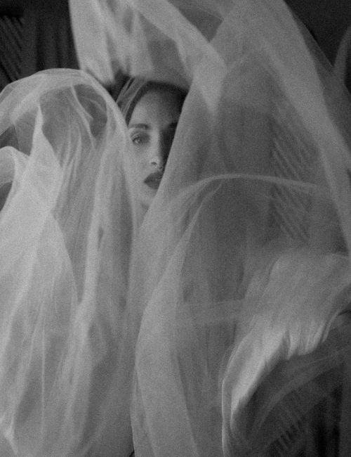 Portrait artistique d une femme avec voile transparent en noir et blanc en studio - Melissa Jai Photographe