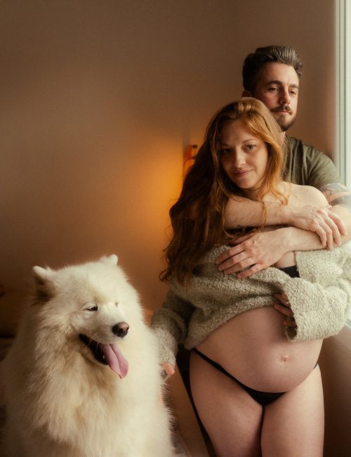 Portrait intimiste d'un couple en lumiere chaude lors d'une seance photo en studio - Melissa Jai Photographe