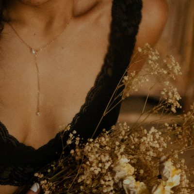 Portrait intimiste d une femme avec collier fin et fleurs sechees gypsophile en lumiere doree chaude - Melissa Jai Photographe