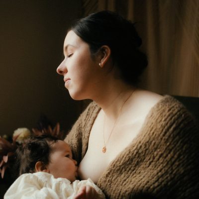 Portrait de profil d une femme avec boucle d oreille perle devant une fenetre en lumiere naturelle douce - Melissa Jai Photographe