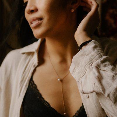 Portrait gros plan d une femme souriante les mains sur le visage en lumiere doree chaude - Melissa Jai Photographe