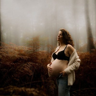 Femme enceinte ventre nu posant en foret aux couleurs d'automne lors d'une seance grossesse en exterieur - Melissa Jai Photographe